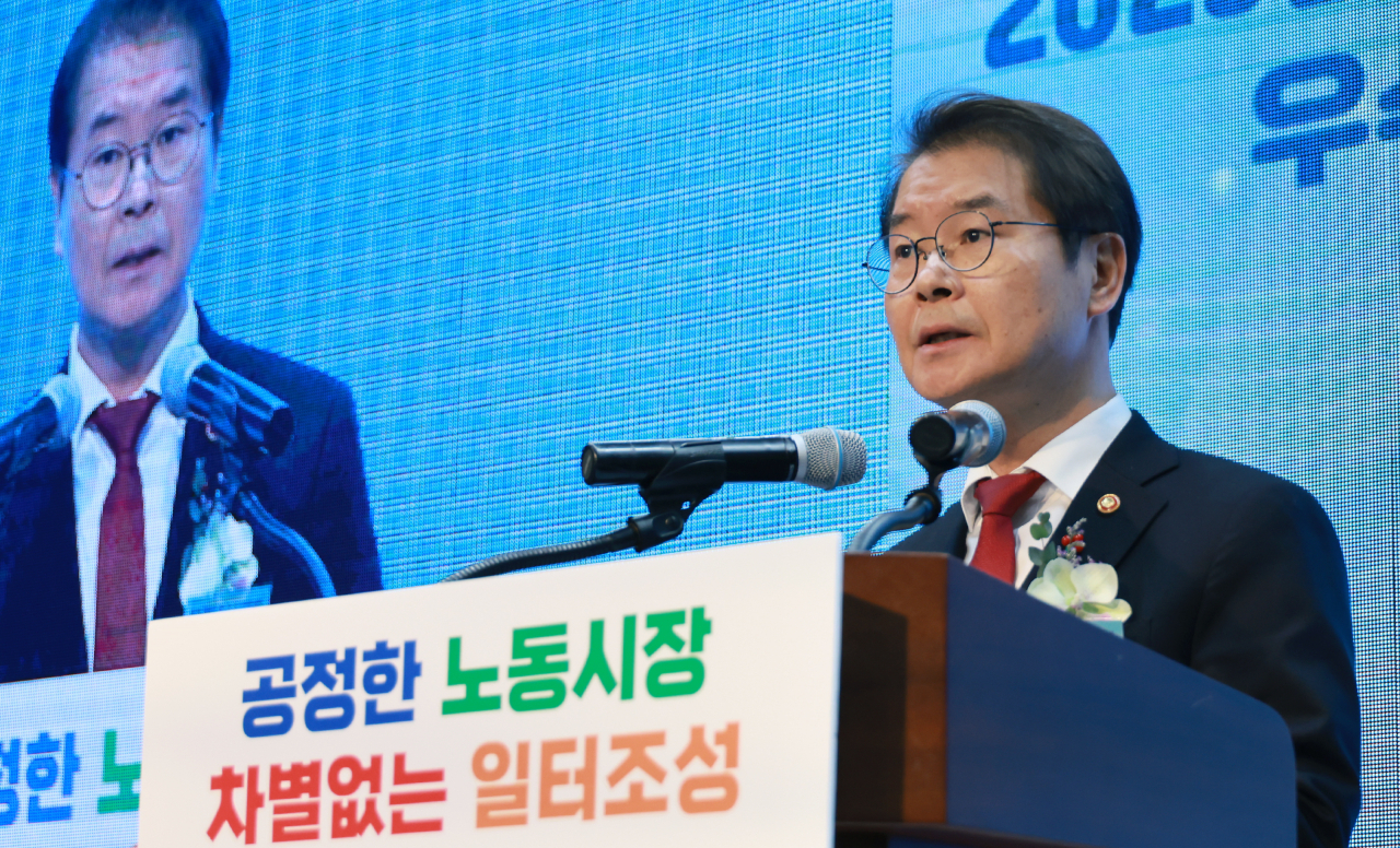 이정식 고용노동부 장관이 8일 은행회관에서 노사발전재단과 함께 개최한 ‘차별없는 일터 조성 우수사업장 시상식’에서 비정규직 차별 예방 및 자율개선 가이드라인을 발표하고 있다. [고용노동부 제공'