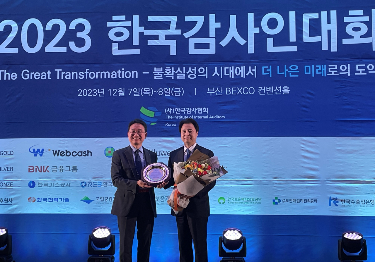 조폐공사는 8일 부산 벡스코에서 열린 '2023 한국감사인대회'에서 사회적가치 실현 최우수기관 등 3개 분문에서 수상하는 영예를 안았다(왼쪽부터 이욱희감사협회장, 김범진 조폐공사 상임감사).