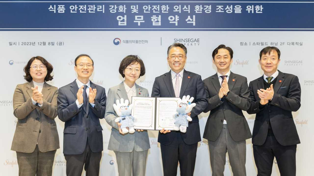 신세계프라퍼티가 8일 식품의약품안전처와 ‘식품안전 상호 협력을 위한 업무 협약(MOU)’을 체결했다. 식품의약품안전처 오유경 처장(좌측에서 세번째)과 신세계프라퍼티 임영록 대표이사(좌측에서 네번째)가 스타필드 하남에서 협약식을 마치고 기념촬영을 하고 있다. [신세계프라퍼티 제공]