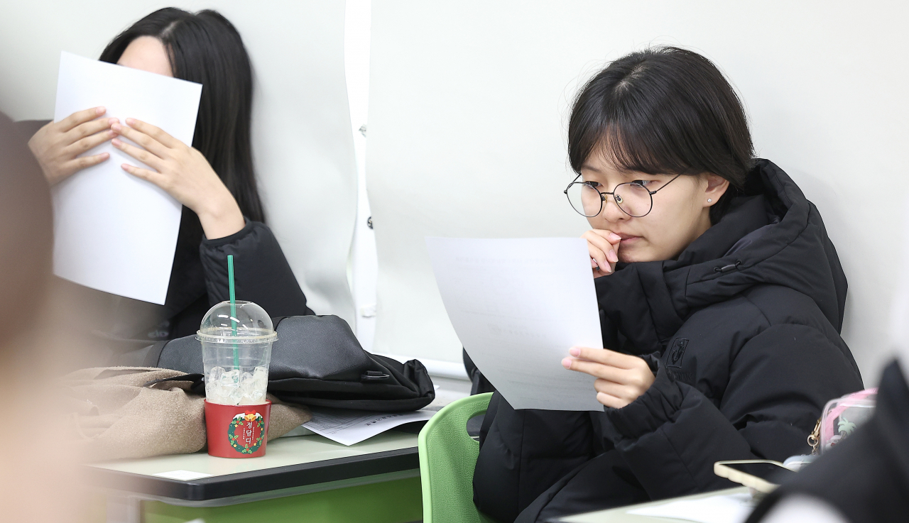 2024학년도 대학수학능력시험(수능) 성적표 배부일인 8일 대구 중구 경북여자고등학교 3학년 교실에서 학생들이 수능 성적표를 확인하고 있다. [연합]