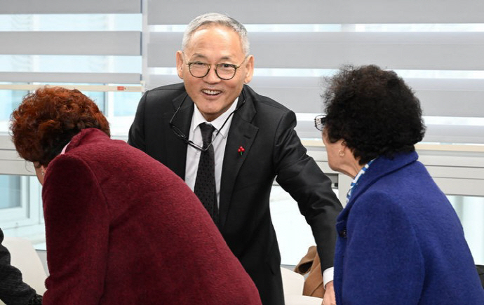 유인촌 문화체육관광부 장관이 8일 오전 광주 동구 전일빌딩245 회의실에서 ‘5·18민주화운동 최후항쟁지’ 옛 전남도청 복원지킴이 어머니들과 만나 인사하고 있다.[뉴시스]