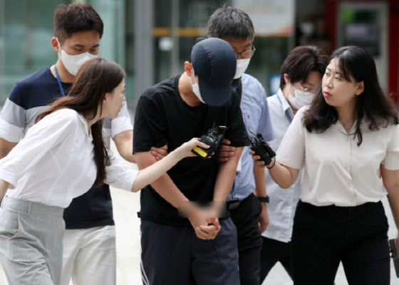 직장인 익명 커뮤니티 ‘블라인드’에 경찰을 사칭해 ‘칼부림 예고’ 글을 올렸다 체포된 30대 회사원 김모씨가 8월 24일 서울동부지방법원으로 출석하고 있다. [뉴시스]
