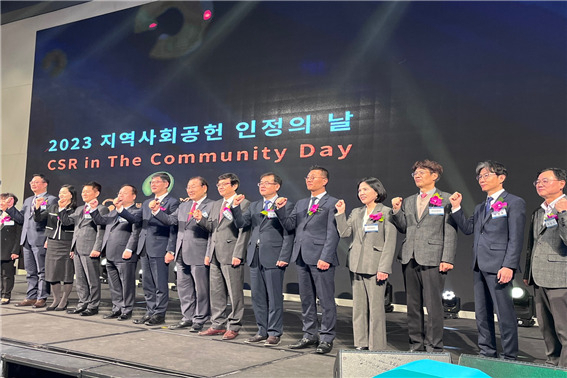국민연금공단이 8일 서울드래곤시티호텔에서 열린 ‘지역사회공헌 인정의 날’ 행사에서 보건복지부 장관상을 받았다. 이여규 연금공단 복지이사(오른쪽에서 네 번째)를 비롯한 수상자들이 기념 촬영을 하고 있다.[국민연금공단 제공]