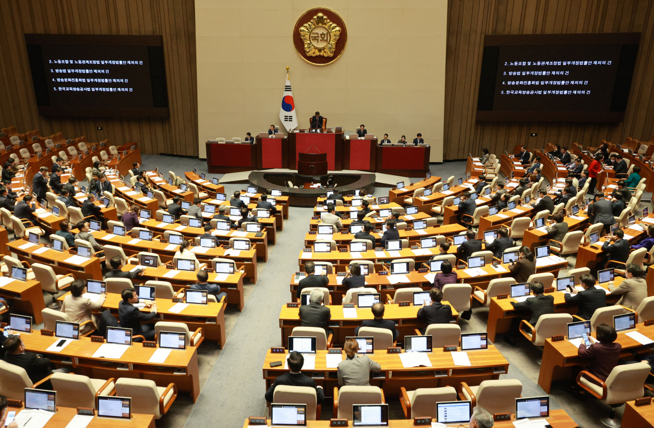 8일 오후 국회에서 열린 본회의에서 '노조법 및 방송 3법' 등에 대한 재의의 건이 상정되고 있다. [연합]