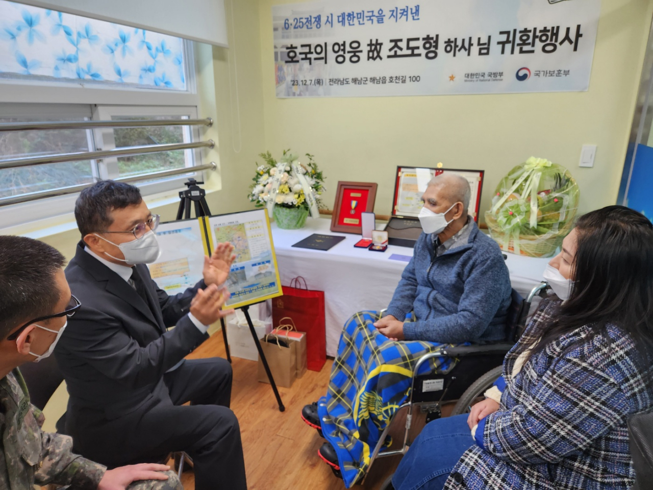 이근원 국방부 유해발굴감식단장(왼쪽 두 번째)이 지난 7일 전남 해남의 한 요양병원에서 ‘호국의 영웅 귀환 행사’를 실시하며, 故 조도형 하사의 유가족께 고인의 참전 과정과 유해발굴 경과를 설명하고 있다. [국유단 제공]