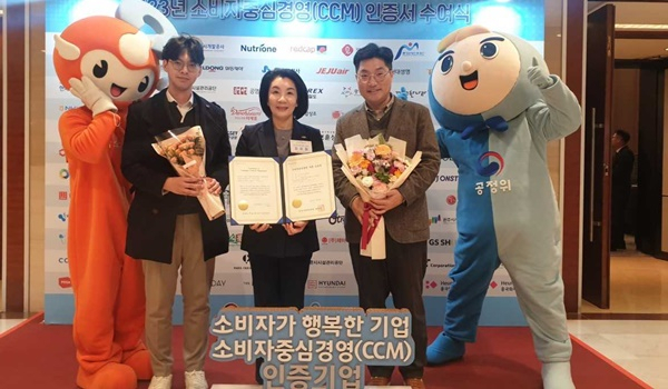 여수시도시관리공단 김유화 이사장(가운데)과 직원들이 기념 촬영을 하고 있다.