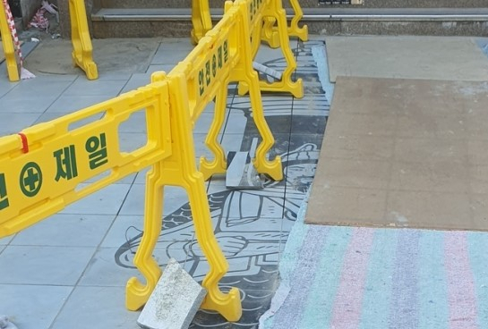 이순신 장군 모습 담긴 바닥 타일. [연합뉴스]