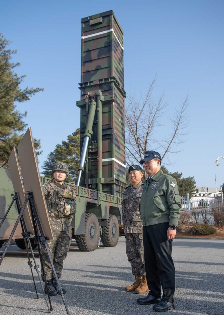 신원식 국방부장관(오른쪽)이 8일 한국형 3축체계의 핵심부대인 육군 미사일전략사령부를 방문해 부대 관계관으로부터 미사일 장비에 대한 보고를 받고 있다. [국방부 제공]