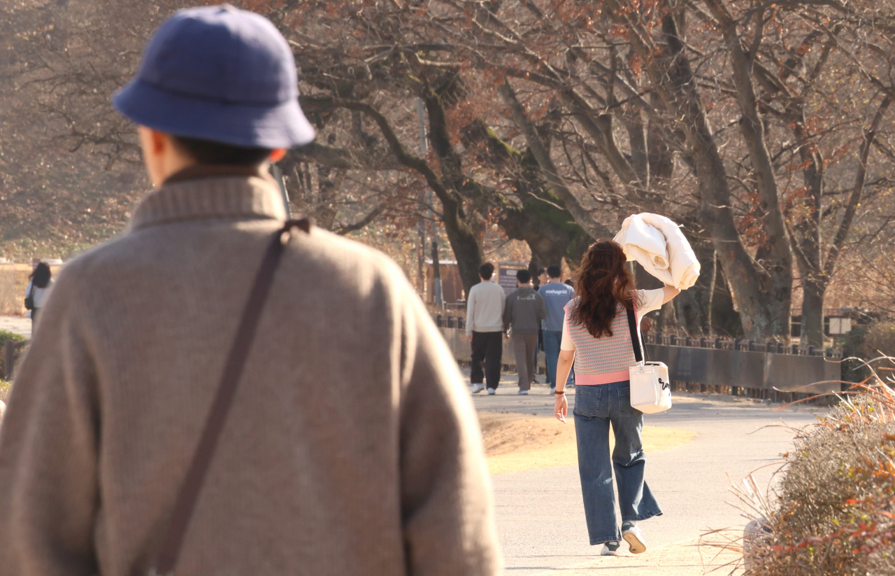 8일 오후 경북 경주시 첨성대 일대에서 시민들이 따뜻한 날씨를 즐기며 산책하고 있다. [연합]