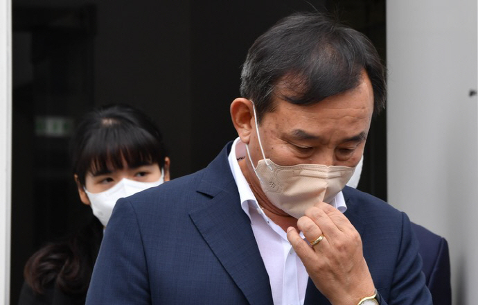 법원 나서는 이병노 담양군수[뉴시스]