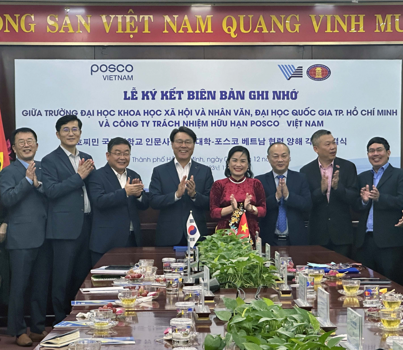 이영우(왼쪽부터) POSCO YAMATO VINA 법인장, 최규서 POSCO VST 법인장, 윤창우 POSCO Vietnam 대표법인장, 최정우 포스코그룹 회장, 응오 티 프엉 란 호치민 국가대 호치민 인문사회과학대 총장, 판 타잉 딩 부총장, 짠 안 띠엔 대외협력처장, 응웬 타오 찌 기업관계처장이 기념 촬영을 하는 모습. [포스코홀딩스 제공]