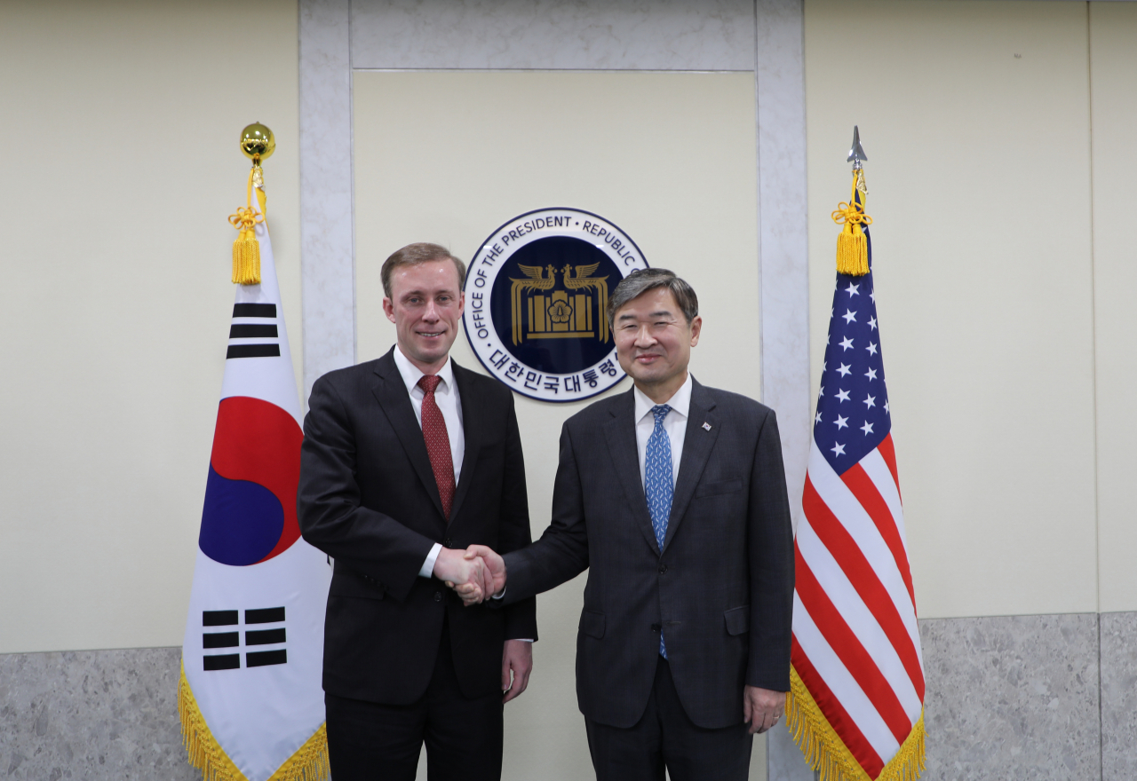 조태용 국가안보실장이 8일 서울 용산 대통령실 청사에서 한미일 안보실장회의 참석차 방한한 제이크 설리번 미국 백악관 국가안보보좌관과 한미 안보실장 회의를 하며 기념촬영을 하고 있다. [연합]