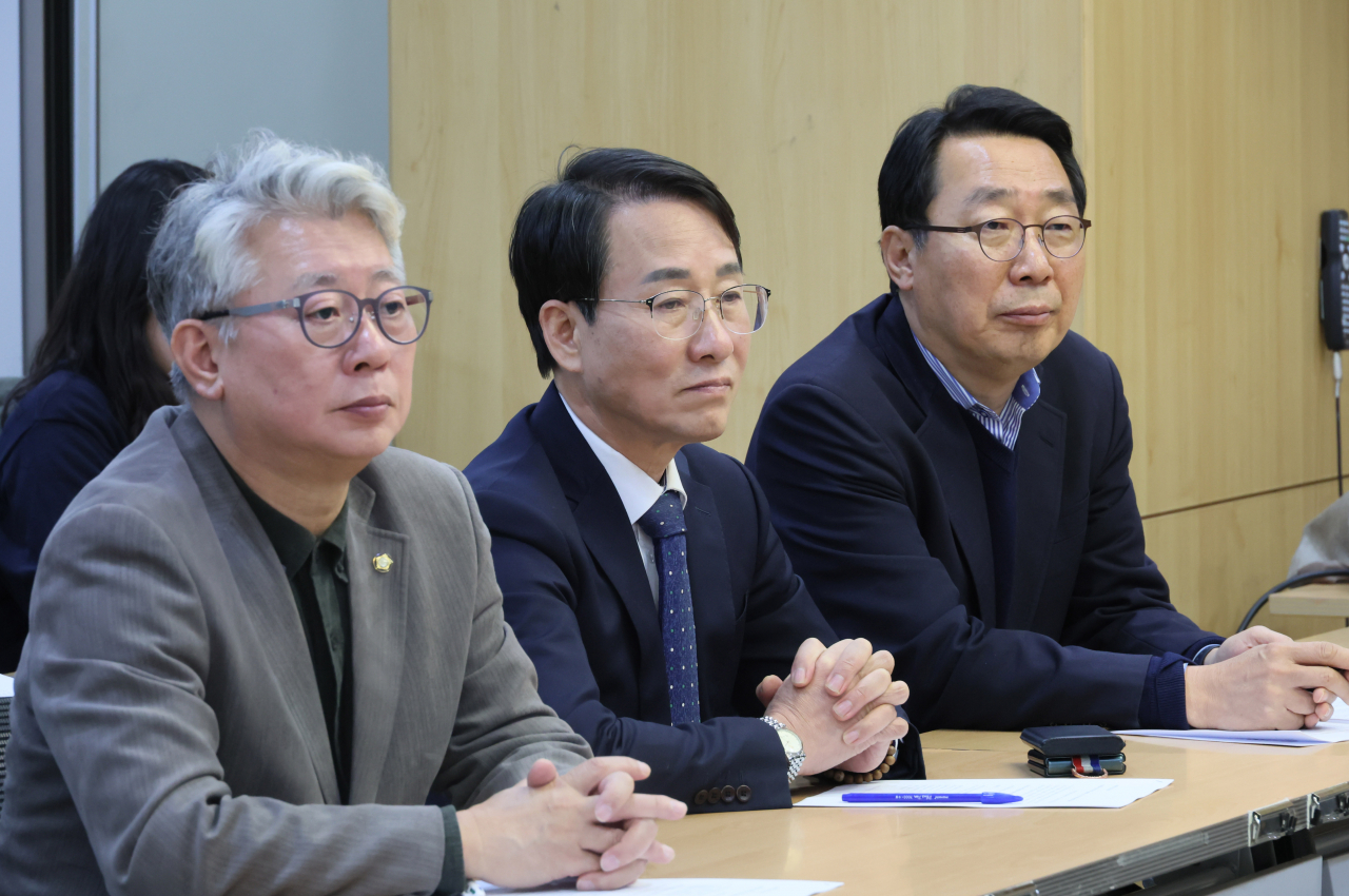 더불어민주당 조응천(왼쪽부터), 이원욱, 윤영찬 의원이 3일 오후 국회 의원회관에서 열린 '원칙과 상식, 안병진 교수에게 듣는다' 간담회에서 안병진 경희대학교 미래문명원 교수의 발언을 경청하고 있다. [연합]