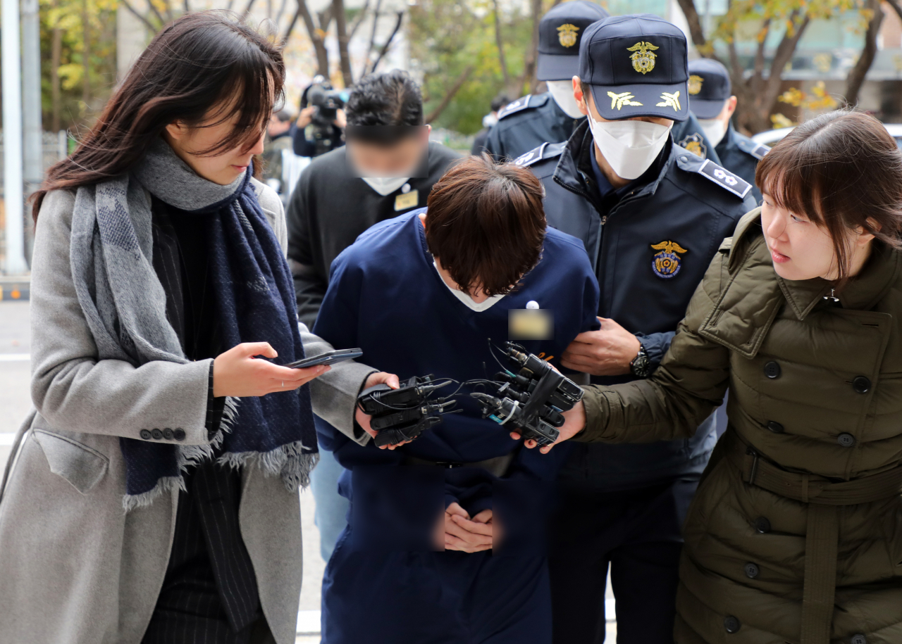 영풍제지 주가조작에 연루돼 자본시장법 위반 혐의를 받는 김모 씨 등 3명이 지난달 17일 오후 서울남부지법에서 구속 전 피의자 심문(영장실질심사)을 받기 위해 출석하고 있다. [연합]