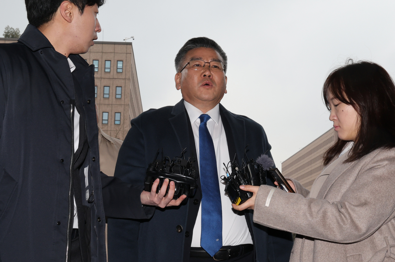 전현희 전 국민권익위원장에 대한 '표적 감사' 주도 의혹을 받는 유병호 감사원 사무총장이 9일 오전 소환 조사를 위해 경기도 과천시 고위공직자범죄수사처에 들어서고 있다. [연합]
