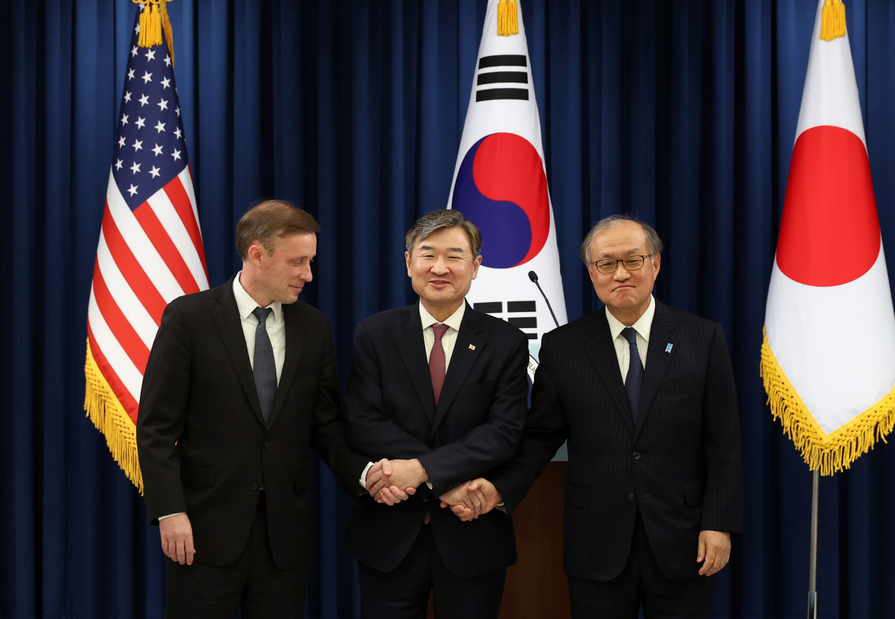 조태용 국가안보실장과 제이크 설리번 미국 백악관 국가안보보좌관, 아키바 다케오 일본 국가안전보장국장이 9일 오전 서울 용산 대통령실 청사에서 한미일 안보실장회의 공동 브리핑을 마친 뒤 기념촬영을 하며 손을 맞잡고 있다. [연합]