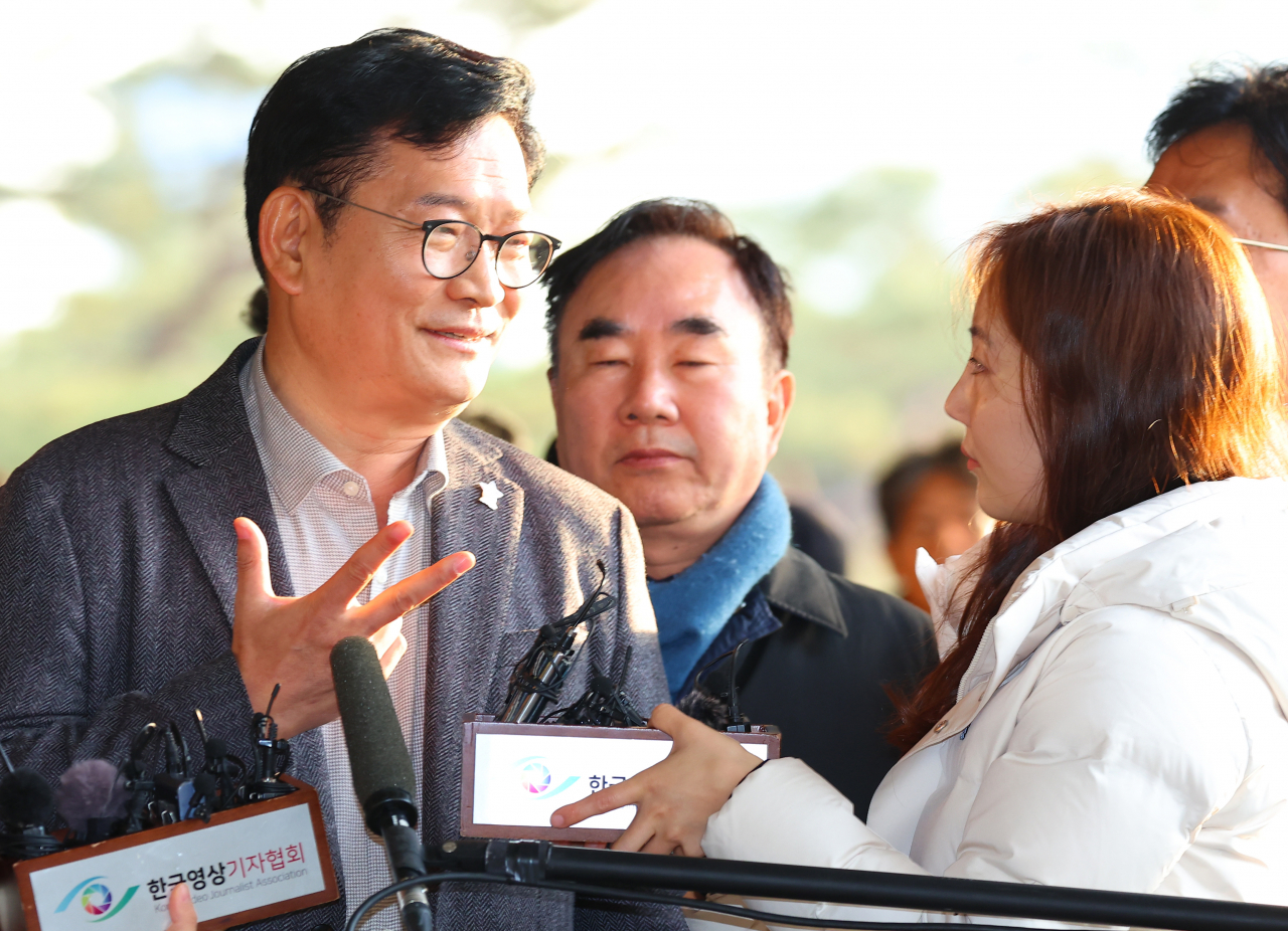 송영길 전 더물어민주당 대표가 더불어민주당 전당대회 돈봉투 살포 의혹과 관련해 8일 오전 검찰 조사를 받기 위해 서울 서초구 서울중앙지검에 출석하며 취재진 질문에 답하고 있다. [연합]