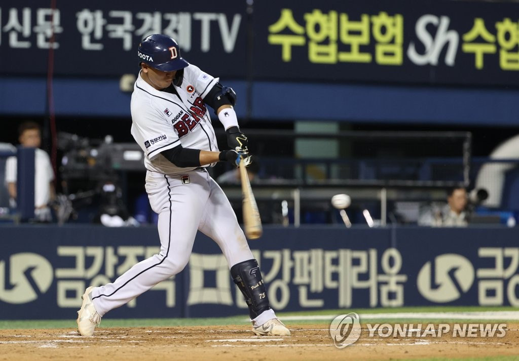 8일 오후 서울 잠실야구장에서 열린 2023 프로야구 삼성 라이온즈와 두산 베어스의 경기. 4회초 2사 1루 두산 박유연이 1타점 2루타를 치고 있다. [연합]