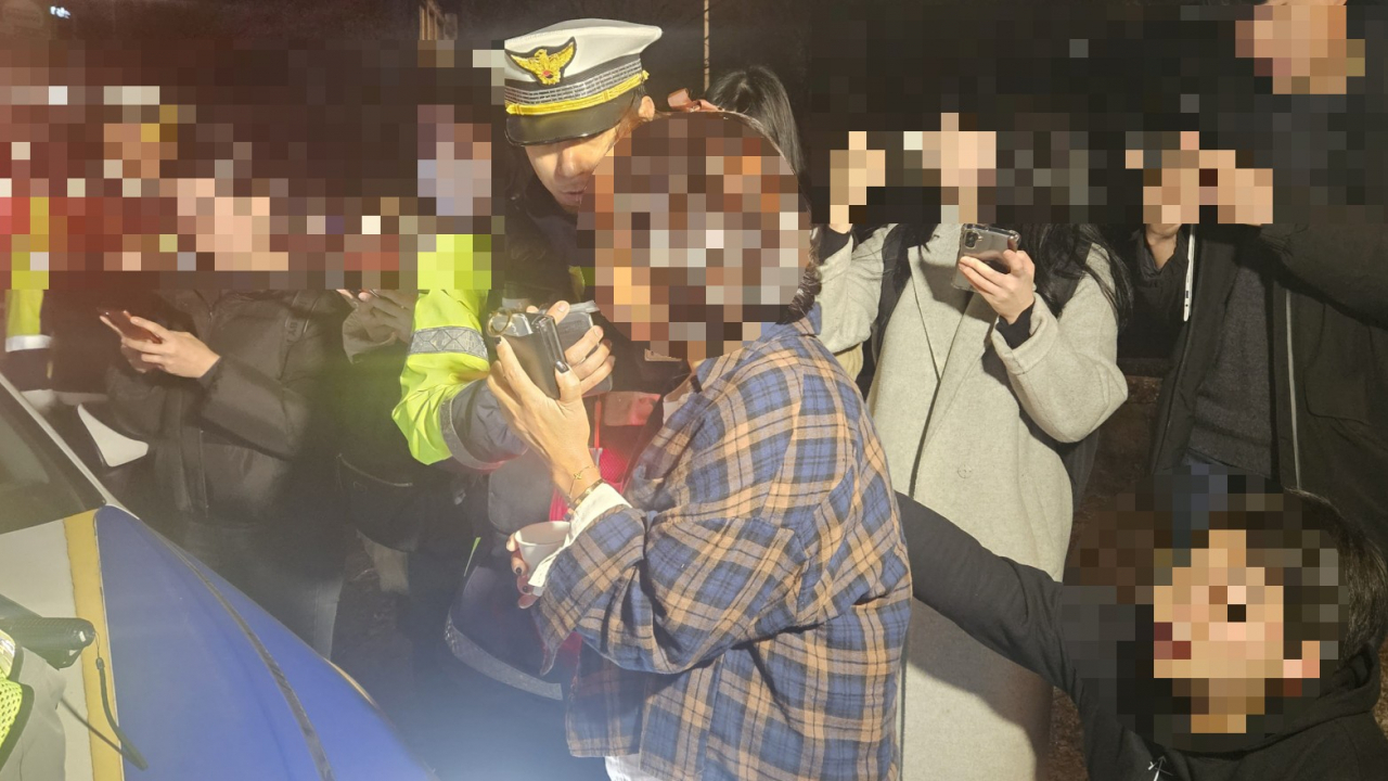 음주 단속에 적발된 시민이 음주 측정기를 불고 있다. 박지영 기자.