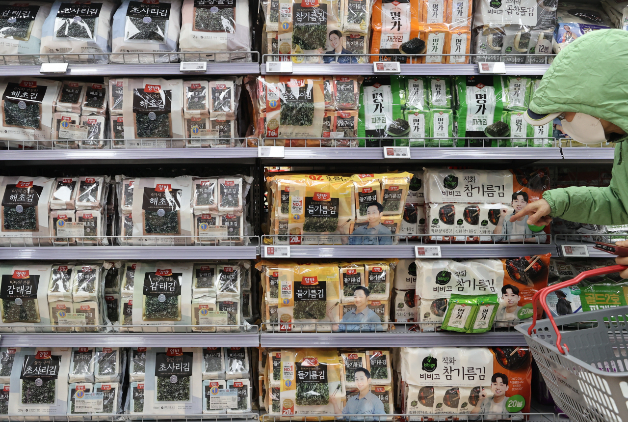 Dried seaweed products at a supermarket in Seoul, on Nov. 29. (Yonhap)
