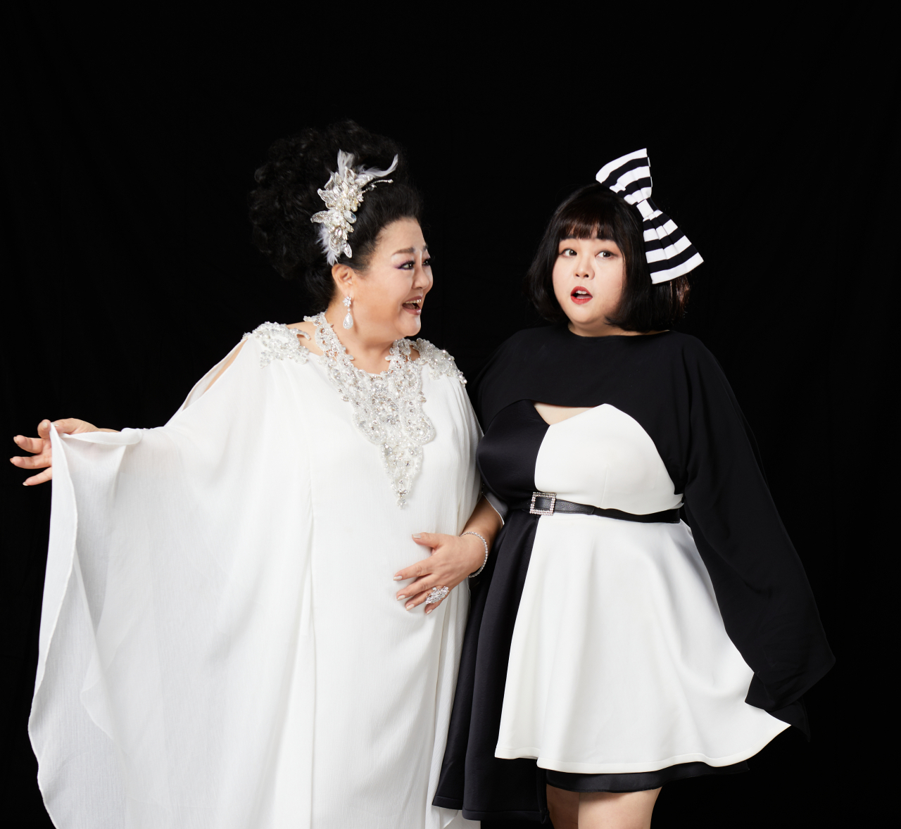 Jazz singer Yun Hee-jung (left) and her daughter, singer Kim Soo-yeon, whose stage name is Somerz (Yun Hee-jung)