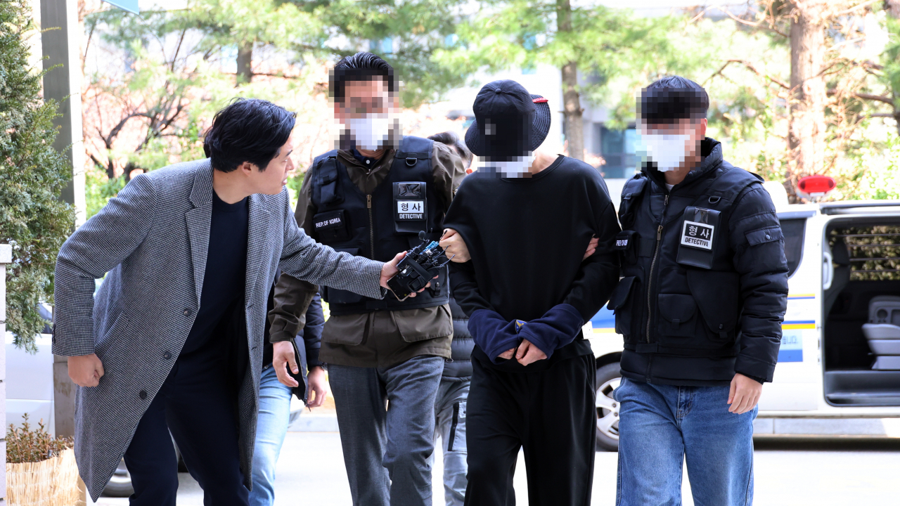 평소 알고 지낸 20대 여성을 살해한 뒤 극단적 선택을 시도한 또래 남성이 10일 오후 구속 전 피의자 심문(영장실질심사)을 받기 위해 인천지법에 출석하고 있다. [연합뉴스]
