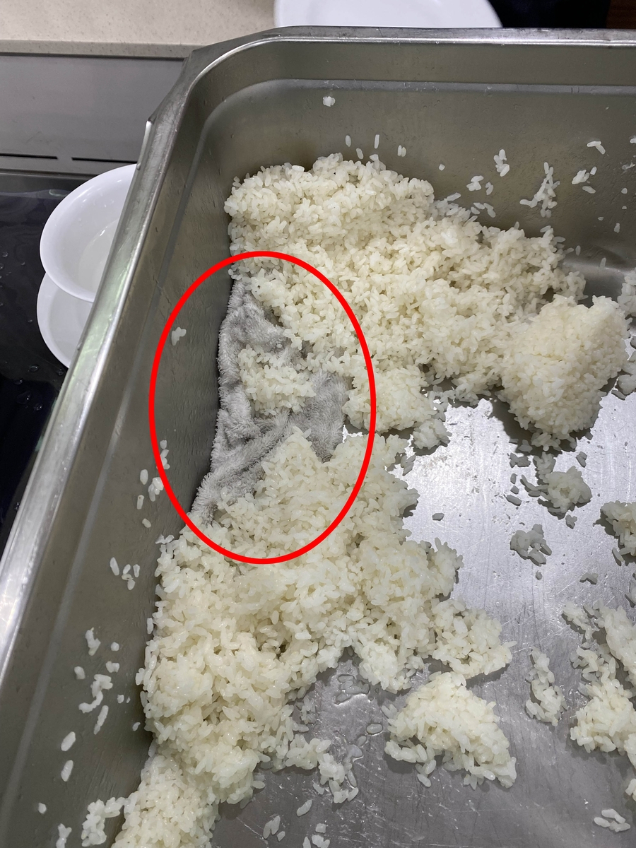밥통에서 발견된 수건. [연합]
