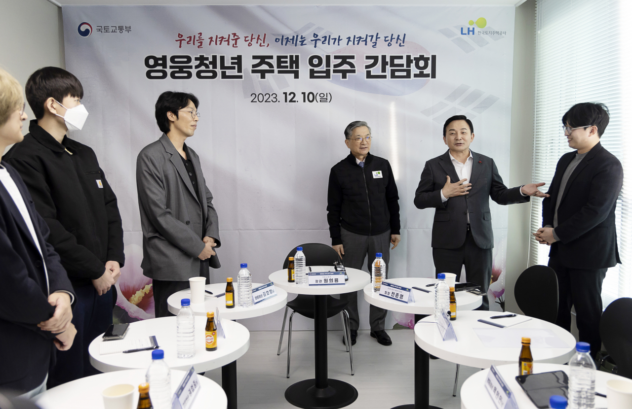 원희룡 국토부 장관이 10일 오후 서울 양천구 신정동에서 열린 ‘영웅청년 주택 입주간담회’에서 발언하고 있다. [연합뉴스]