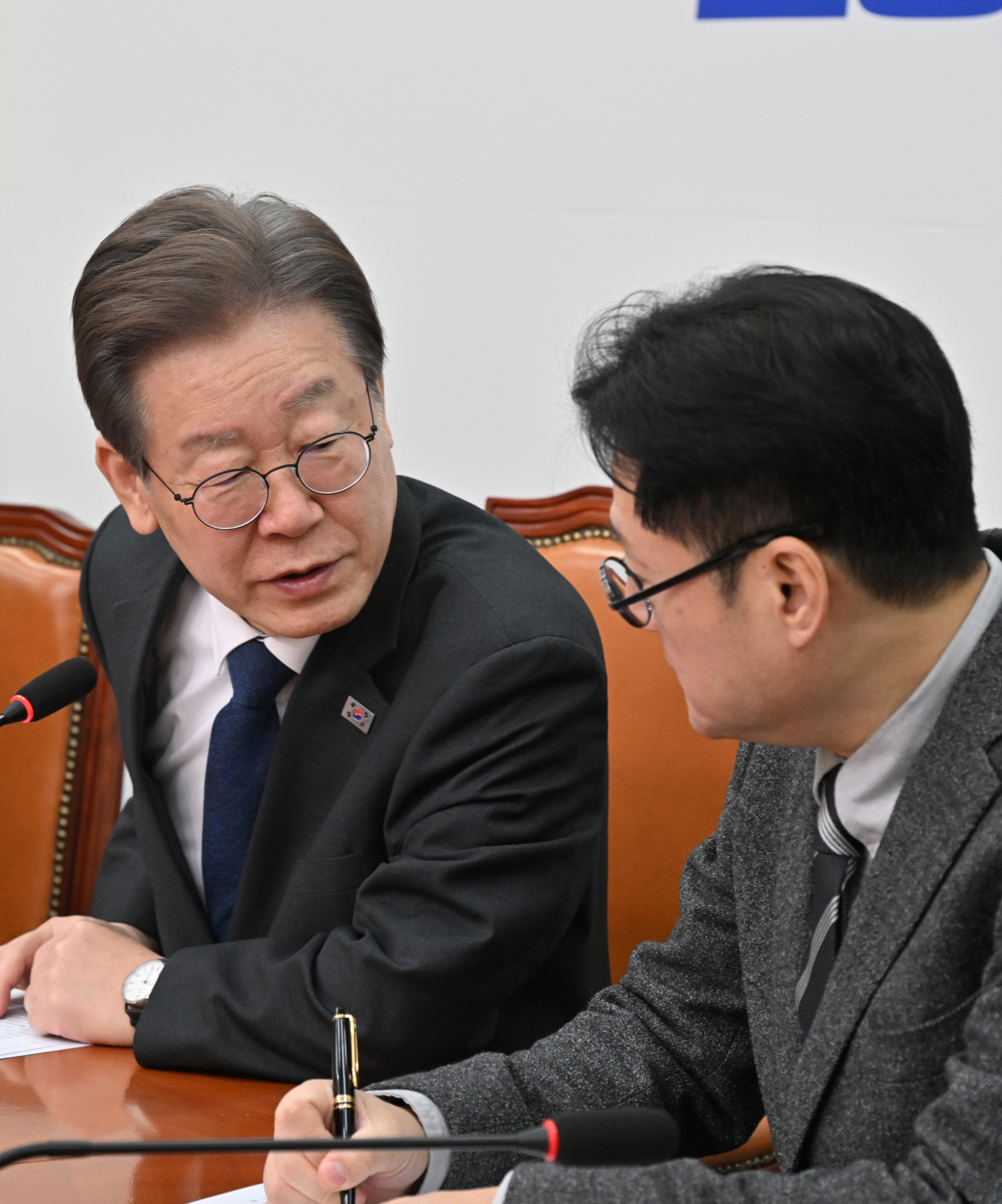 이재명(왼쪽) 더불어민주당 대표와 홍익표 원내대표가 1일 서울 여의도 국회에서 열린 최고위원회의에 참석해 대화하고 있다. 임세준 기자