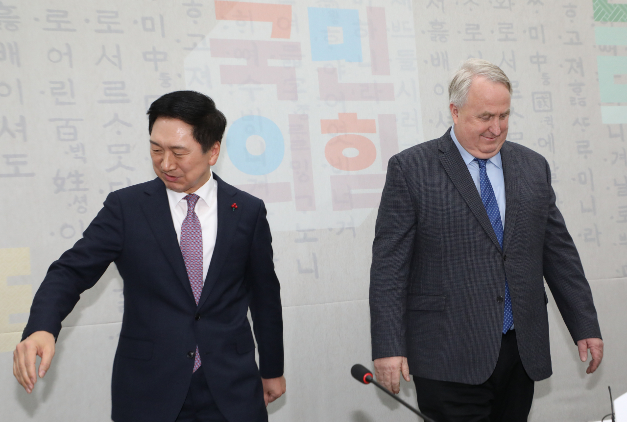 김기현 국민의힘 대표와 인요한 혁신위원장이 6일 국회 당 대표실에서 만나고 있다. [연합]