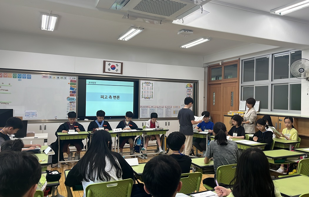 ‘서초 청소년 건강해영’ 프로그램에 참여한 원명초등학교 학생들이 모의법정을 진행하는 모습 [서초구 제공]