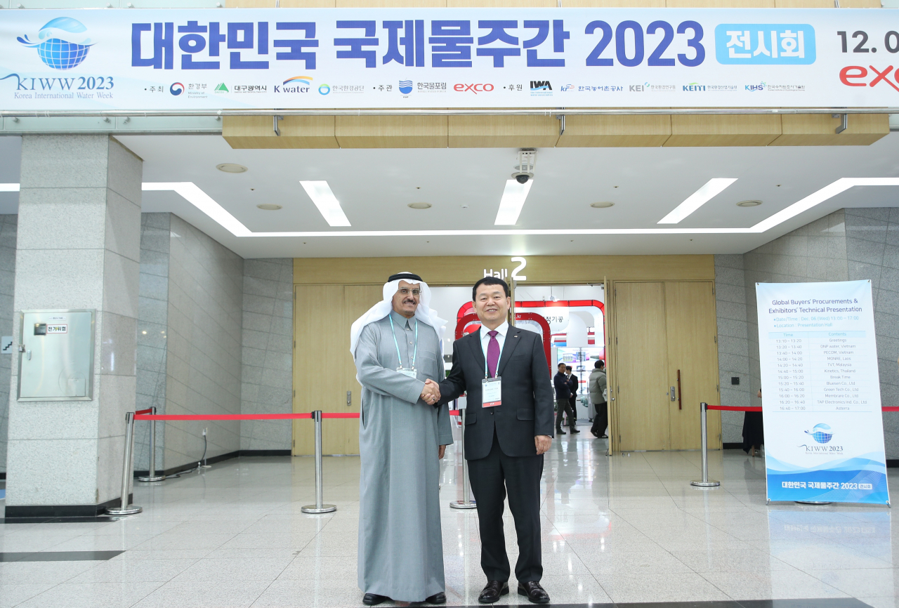 윤석대 한국수자원공사 사장(오른쪽)과 알샤이바니 압둘라지즈 무하렙(Al-Shibani, Abdulaziz Muhareb) 사우디아라비아 환경수자원농업부 차관이 지난 6일 대구에서 열린 제6차 대한민국 국제물주간에서 양국 간 물분야 협력방안에 대해 논의하고 기념촬영을 하고 있다.[한국수자원공사 제공]