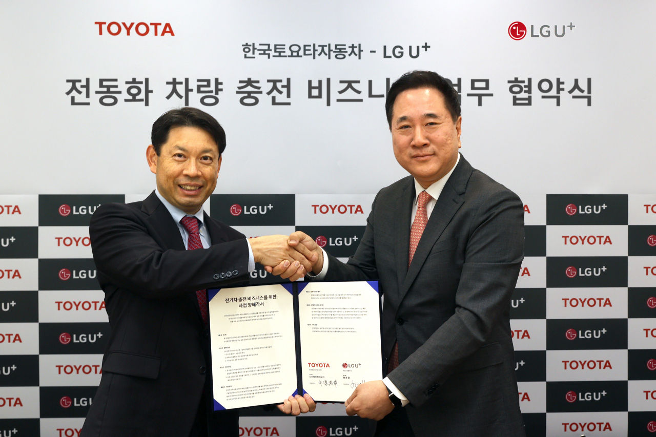 한국토요타자동차 본사에서 현준용 LG유플러스 EV충전사업단장(오른쪽)과 나카하라 토시유키 한국토요타자동차 전무가 기념사진을 촬영하는 모습. [LG유플러스 제공]