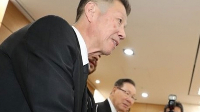 2018년 6월25일 고(故) 김종필 전 국무총리 빈소에서 장남 김진 운정장학회 이사장이 조문객을 맞고 있다. [연합뉴스]