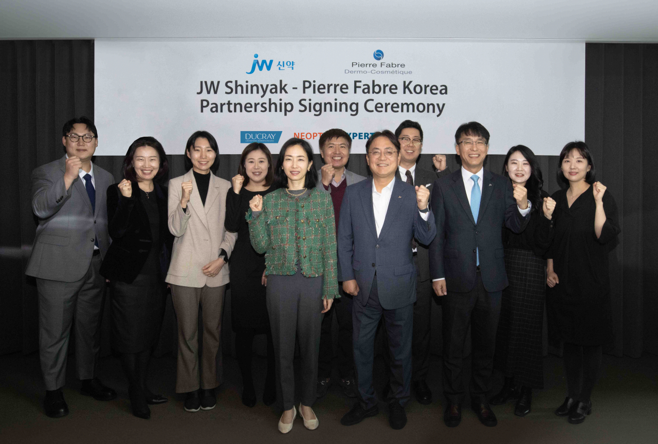 JW신약과 피에르파브르 코리아 임직원들이 계약 체결 후 기념촬영을 하고 있다.[JW신약 제공]
