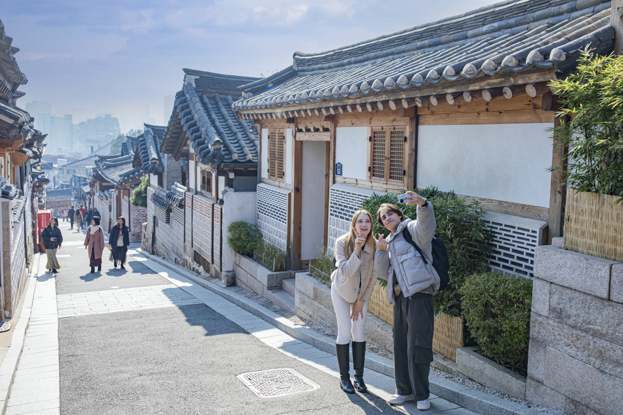 서울 북촌을 방문한 외국인 관광객