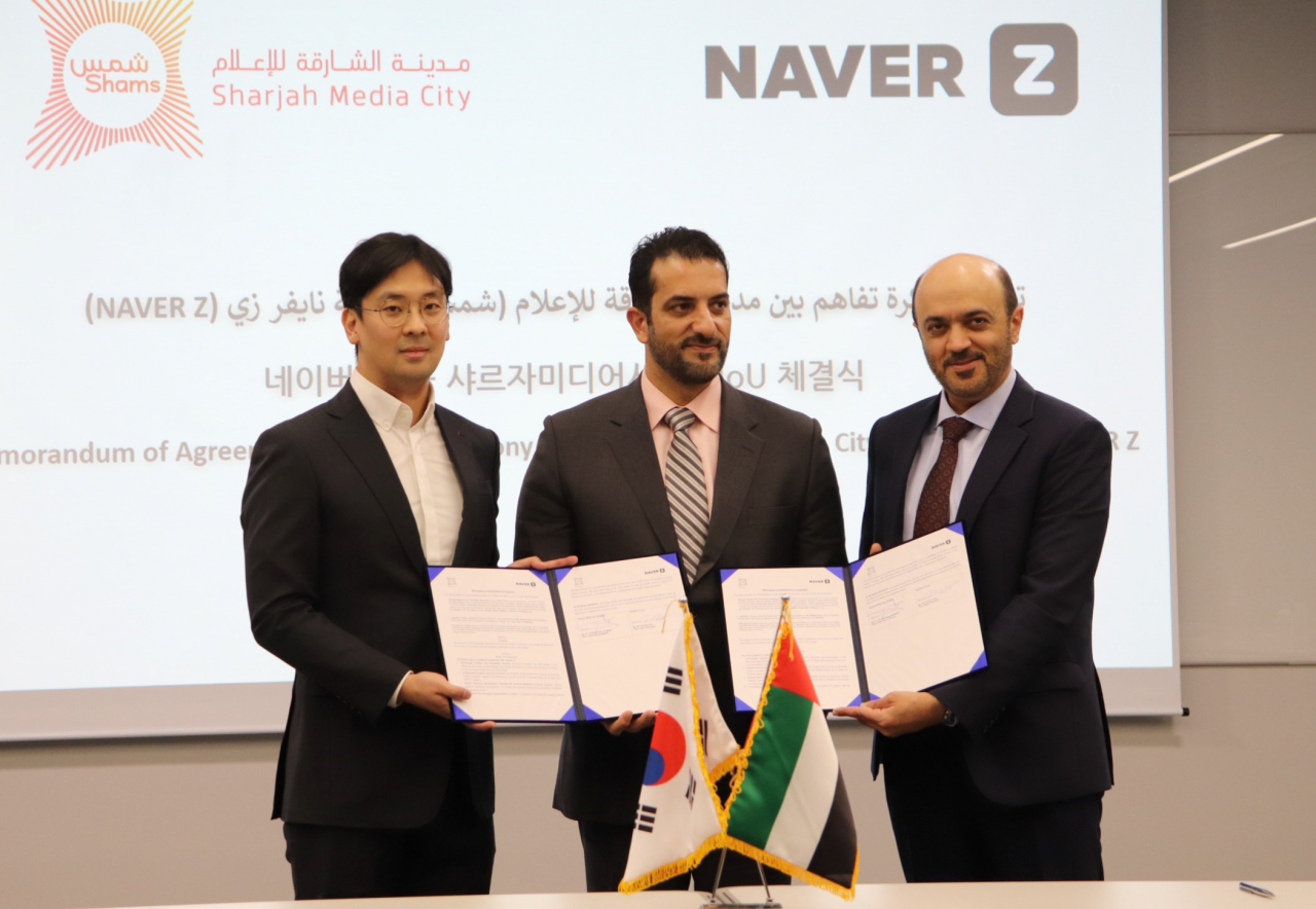 지난 8일 판교 테크원에서 진행된 네이버제트-UAE 샤르자 미디어 시티 MOU 체결식에서 네이버제트 강희석(왼쪽부터) 사업총괄 리드, 셰이크 술탄 빈 아흐메드 빈 알 카시미 샤르자 부국왕, 칼리드 오마르 알 미드파 샤르자 미디어 시티 회장이 기념 사진을 찍고 있다. [네이버 제공]