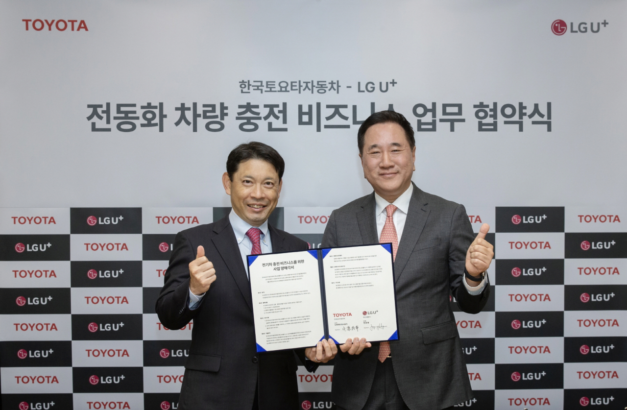 나카하라 토시유키(왼쪽부터) 한국토요타자동차 전무와 현준용 LG U+ 부사장이 ‘전동화 차량 충전 비즈니스 업무협약’을 체결하고 있다. [한국토요타자동차 제공]