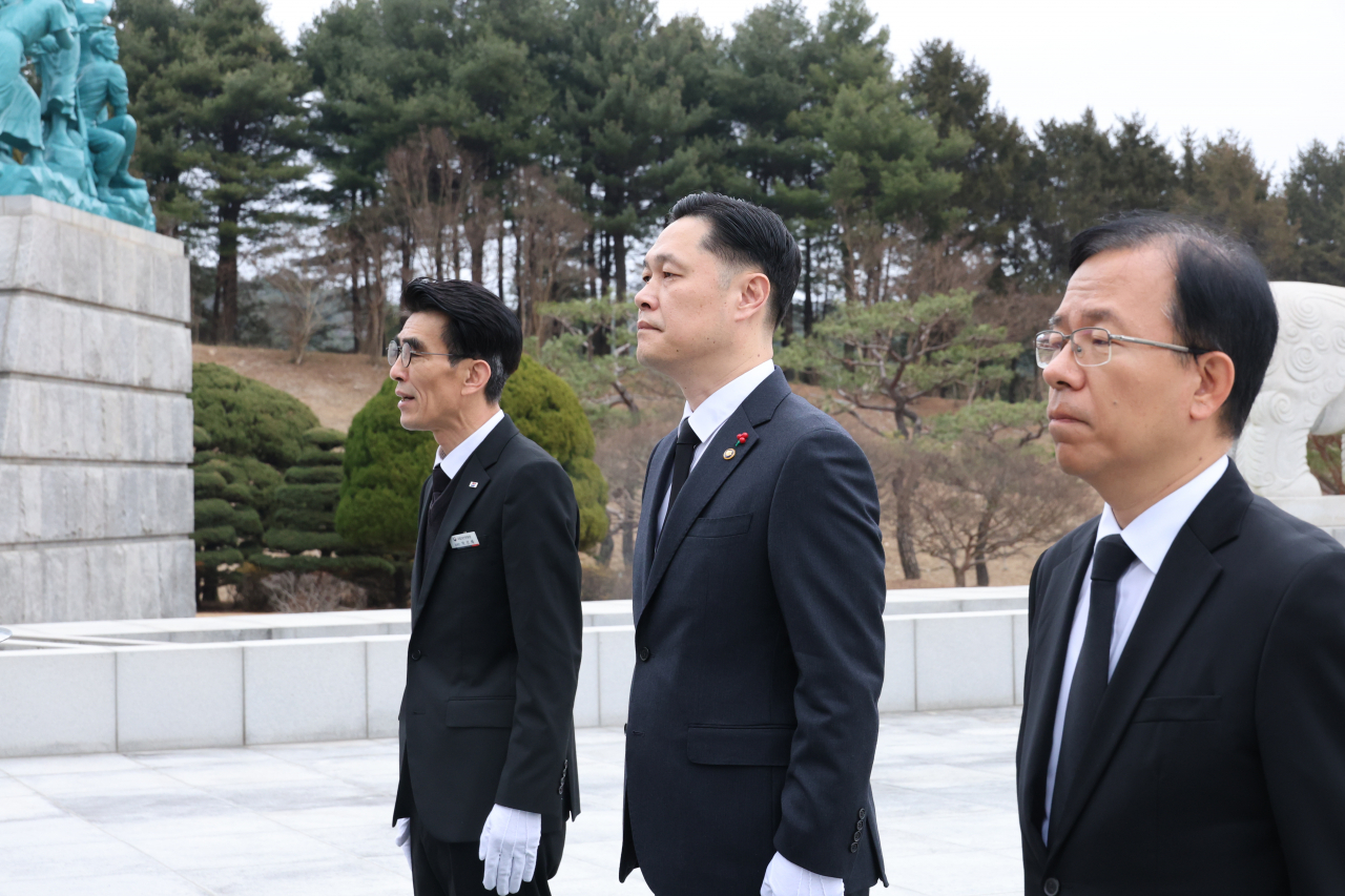 국가보훈부 차관에 발탁된 '제2연평해전 영웅' 이희완 신임 차관이 11일 오전 국립대전현충원 현충탑에서 참배하고 있다. [연합]