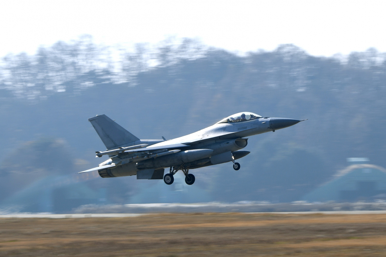 공군이 지난 9월 추락했던 KF-16C의 사고 원인은 엔진 부품 결함이라고 밝혔다. 자료사진 F-16 이륙. [연합]