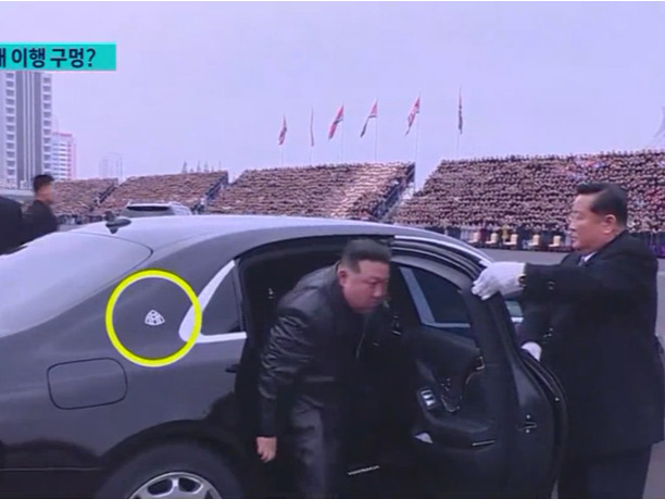 조선중앙TV가 공개한 김정은 북한 국무위원장의 전국어머니대회 등장 모습. 김 위원장이 내리는 전용차의 후면에 독일차 메르세데스 벤츠의 고급 브랜드인 마이바흐 마크가 보인다. 옵션을 추가하지 않은 경우 이 차의 기본 가격은 3억 1540만원에 이른다. [SBS 보도화면]