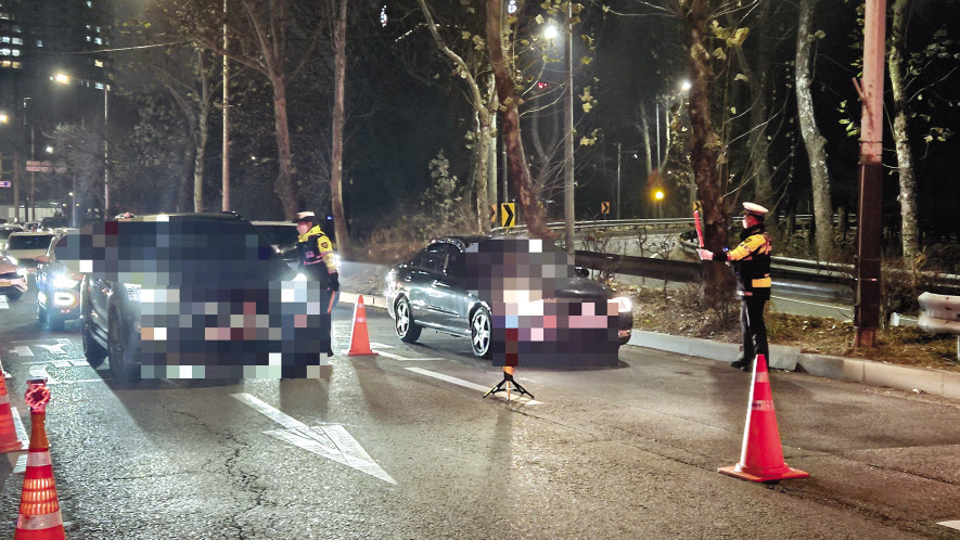 송년회 등 술자리가 많아지는 연말, 경찰이 음주단속을 강화하고 있다. 사진은 9일 서울 마포구 합정역 인근에서 음주단속하는 모습. 박지영 기자