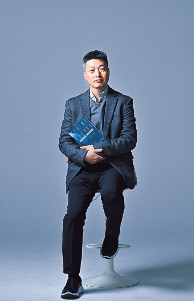 소설 ‘비하인드 바이아웃’저자 이중욱 회계사가 4일 서울 용산구 헤럴드스퀘어에서 헤럴드경제와 인터뷰를 하고 있다. 임세준 기자