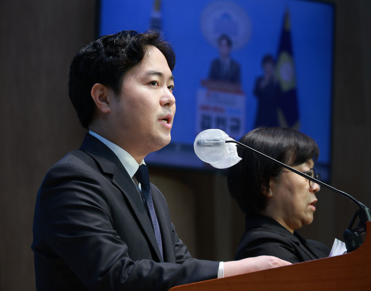 김인규 전 대통령 정무수석실 행정관이 11일 국회 소통관에서 기자회견을 열고 부산 서·동구 출마 선언을 하고 있다. 김 전 행정관은 김영삼 전 대통령의 손자다. [연합]