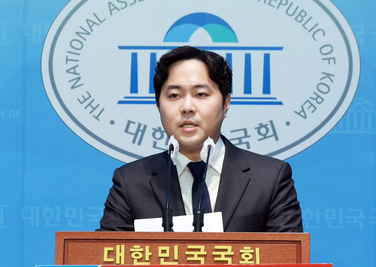 김인규 전 대통령 정무수석실 행정관이 11일 국회 소통관에서 기자회견을 열고 부산 서·동구 출마 선언을 하고 있다. 김 전 행정관은 김영삼 전 대통령의 손자다. [연합]