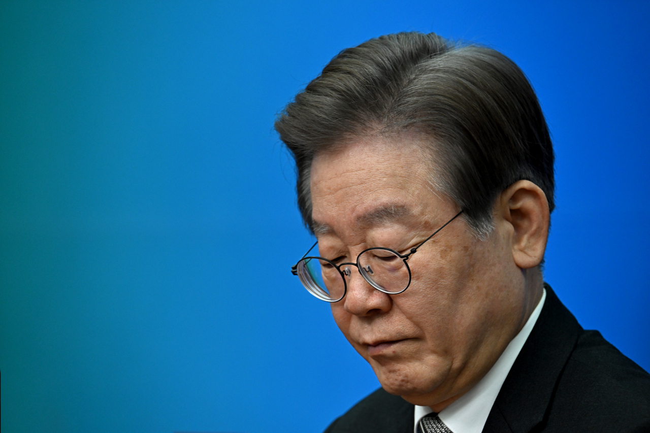이재명 더불어민주당 대표가 11일 서울 여의도 국회에서 열린 최고위원회의에 참석하고 있다. 임세준 기자