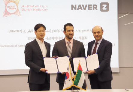 8일 열린 네이버제트-UAE 샤르자 미디어 시티 MOU 체결식. 강희석(왼쪽부터) 네이버제트 사업총괄 리드·셰이크 술탄 빈 아흐메드 빈 알 카시미 샤르자 부국왕·칼리드 오마르 알 미드파 샤르자 미디어 시티 회장이 기념촬영을 하고 있다. [네이버 제공]