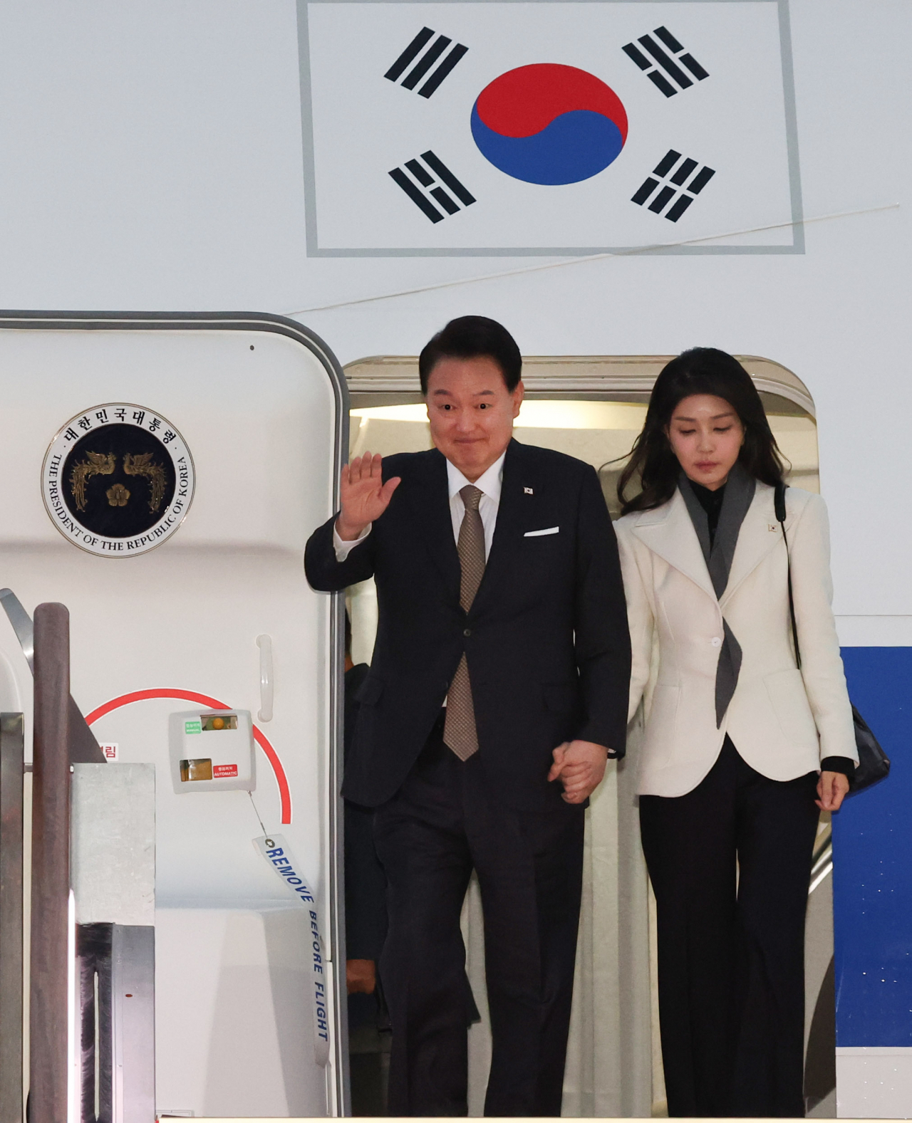 지난 11월 26일 영국 국빈 방문과 프랑스 방문 일정을 마친 윤석열 대통령과 김건희 여사가 성남 서울공항에서 공군1호기편으로 귀국하며 인사하던 모습. [연합]