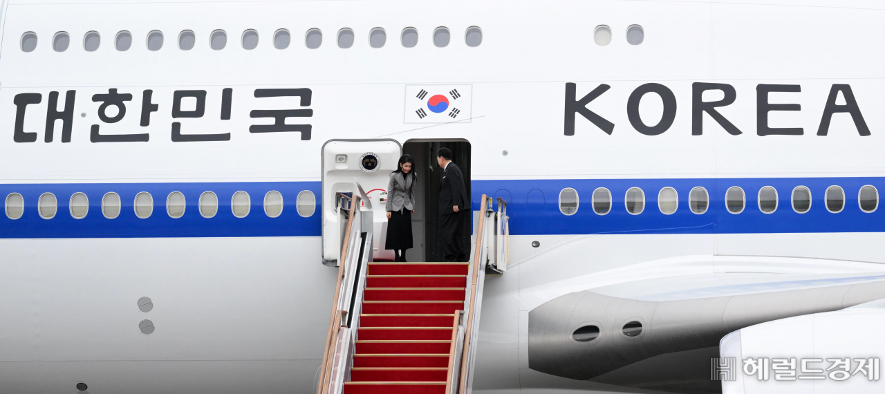 네덜란드를 국빈방문하는 윤석열 대통령과 부인 김건희 여사가 11일 오전 성남 서울공항에서 출국하며 전용기인 공군 1호기 탑승하고 있다. 성남=이상섭 기자
