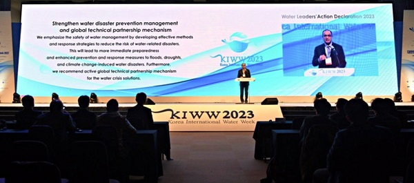 사진설명: 샤바즈 칸 유네스코 동아시아 지역 사무총장이 대한민국 국제물주간 2023 폐회식에서 ‘행동선언2023’ 선언문을 발표하고 있다.